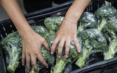Broccoli verpakt in normaal plastic. Het alternatief is een biologisch afbreekbare, plantaardige coating die voedsel beschermt tegen bederf. 