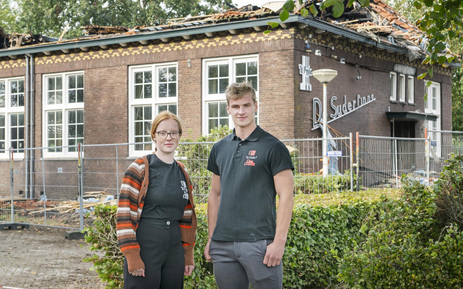 Nynke de Vries en Christiaan van der Boon bij het uitgebrande dorpshuis van Suwâld. 