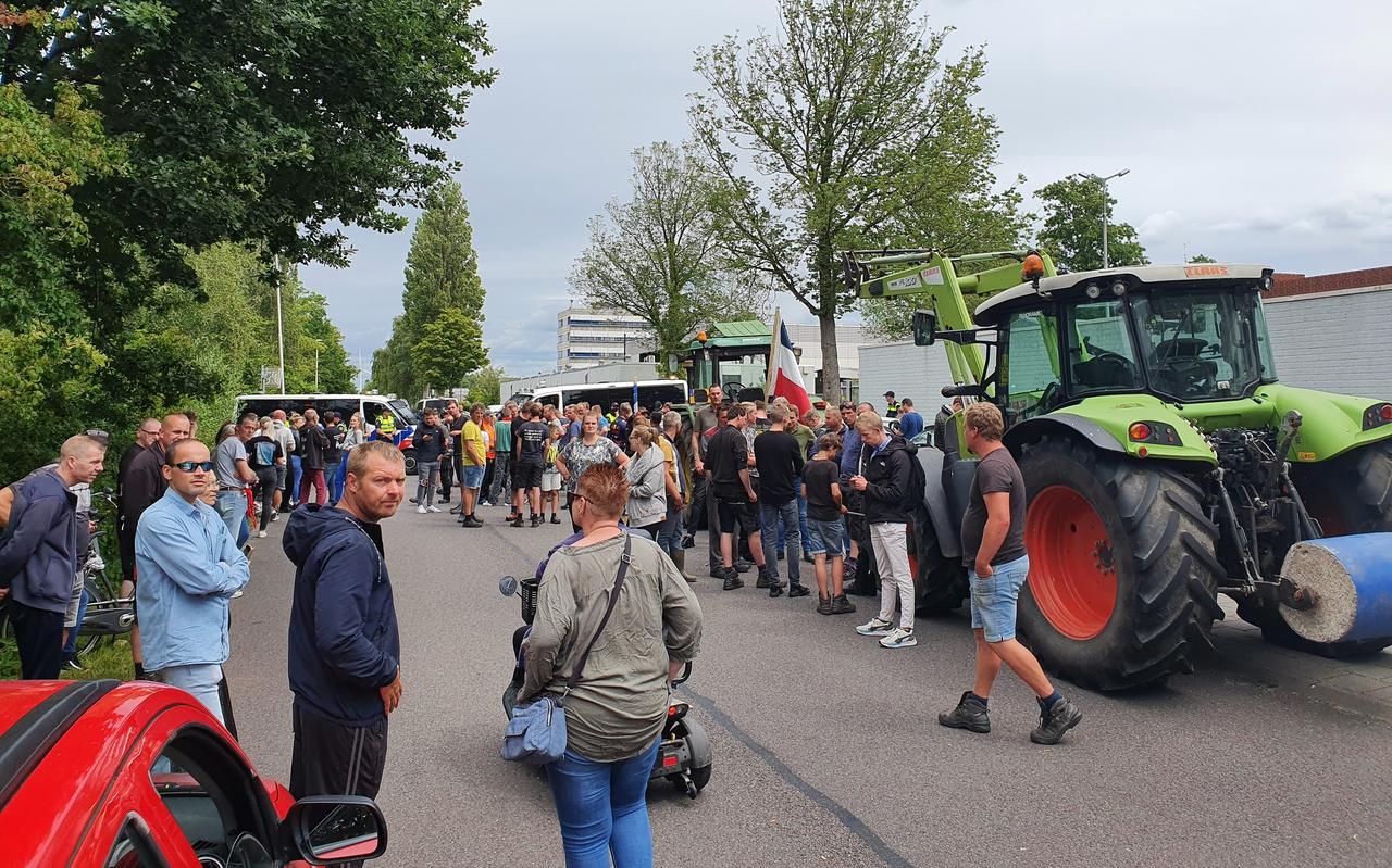Demonstranten bij het cellencomplex aan de Holstmeerweg in Leeuwarden. Demonstranten bij het cellencomplex aan de Holstmeerweg in Leeuwarden.
