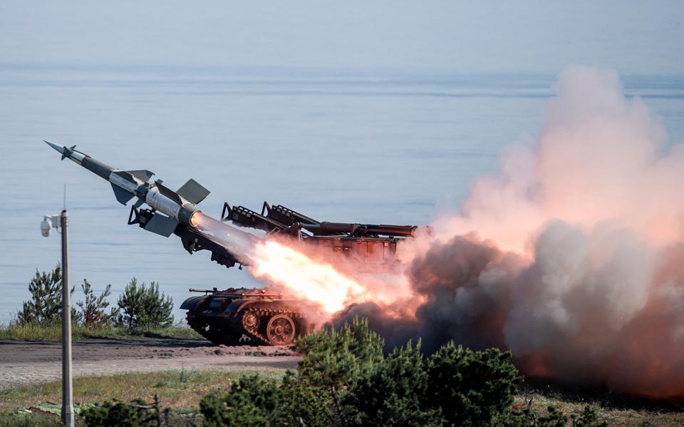 Een Pools pantservoertuig vuurt een Neva-raket af tijdens ene NAVO-oefening in het Poolse Utska afgelopen juni. Foto: EPA