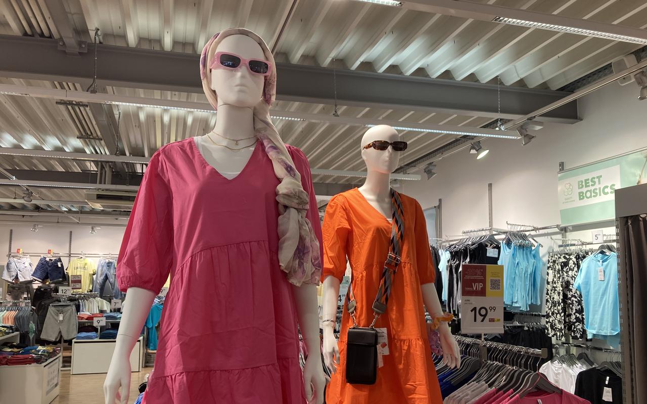 In winkels in onder meer Leeuwarden hangt al volop zomerkleding.