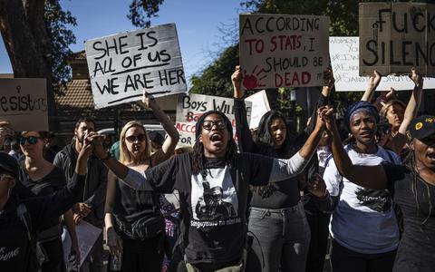 In september 2019 gingen tienduizenden mensen de straat op om in Johannesburg te protesteren tegen het grote aantal verkrachtingen in Zuid-Afrika.