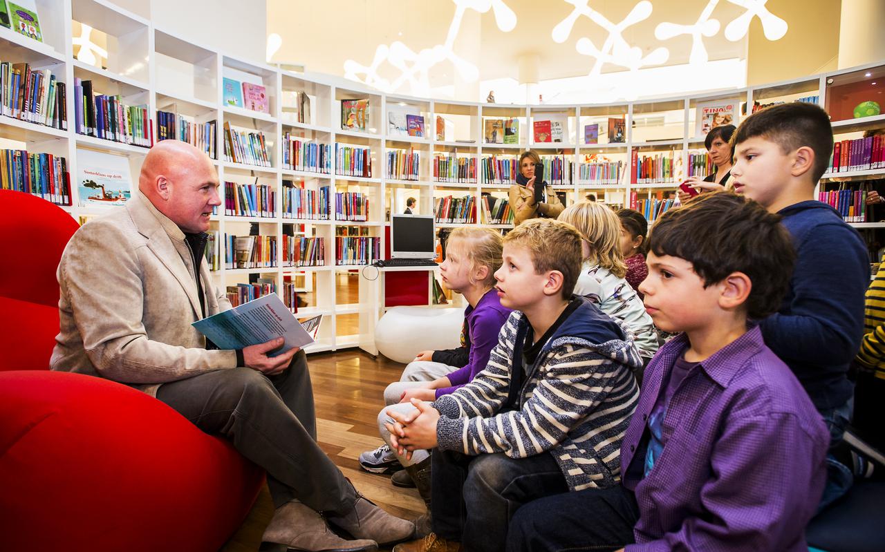 Andre Kuipers leest in 2014 voor aan kinderen uit zijn eigen boek.