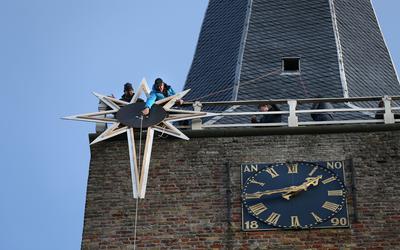 Archiefbeeld van de adventsster die aan de Martinikerk in Franeker wordt gehangen. De advents- en kerstdiensten worden in december vanuit deze kerk uitgezonden.