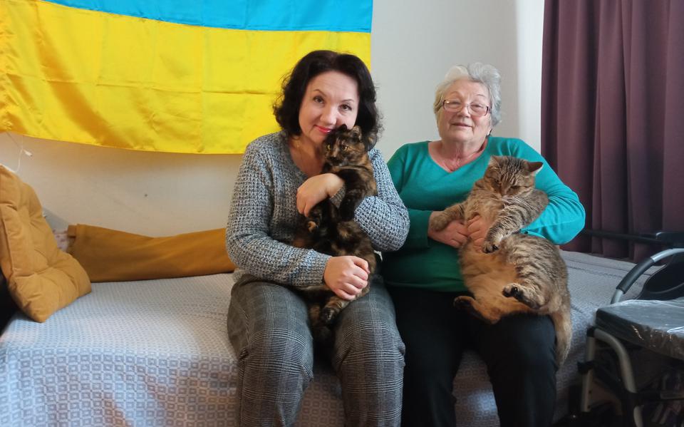 Maryna Dorosh en haar moeder Halyna, met links Lola en rechts Kiti. 