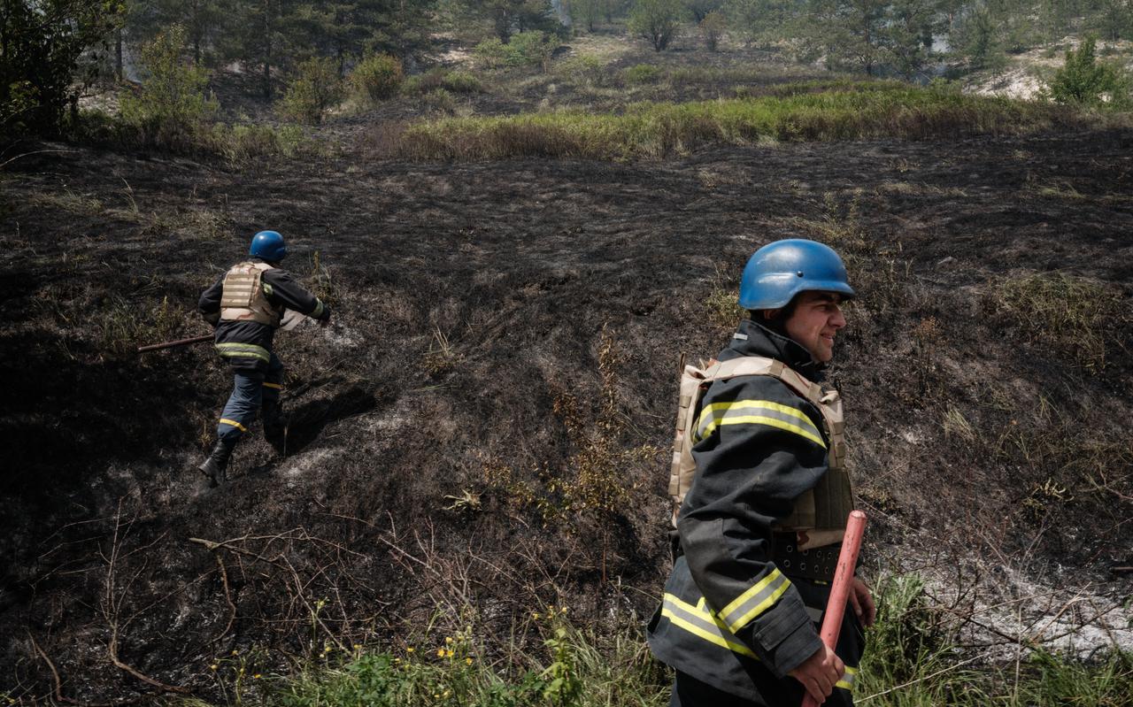 Oekraïense brandweerlieden nabij een bosbrand na bombardementen bij Sydorove in het oosten van Oekraïne.