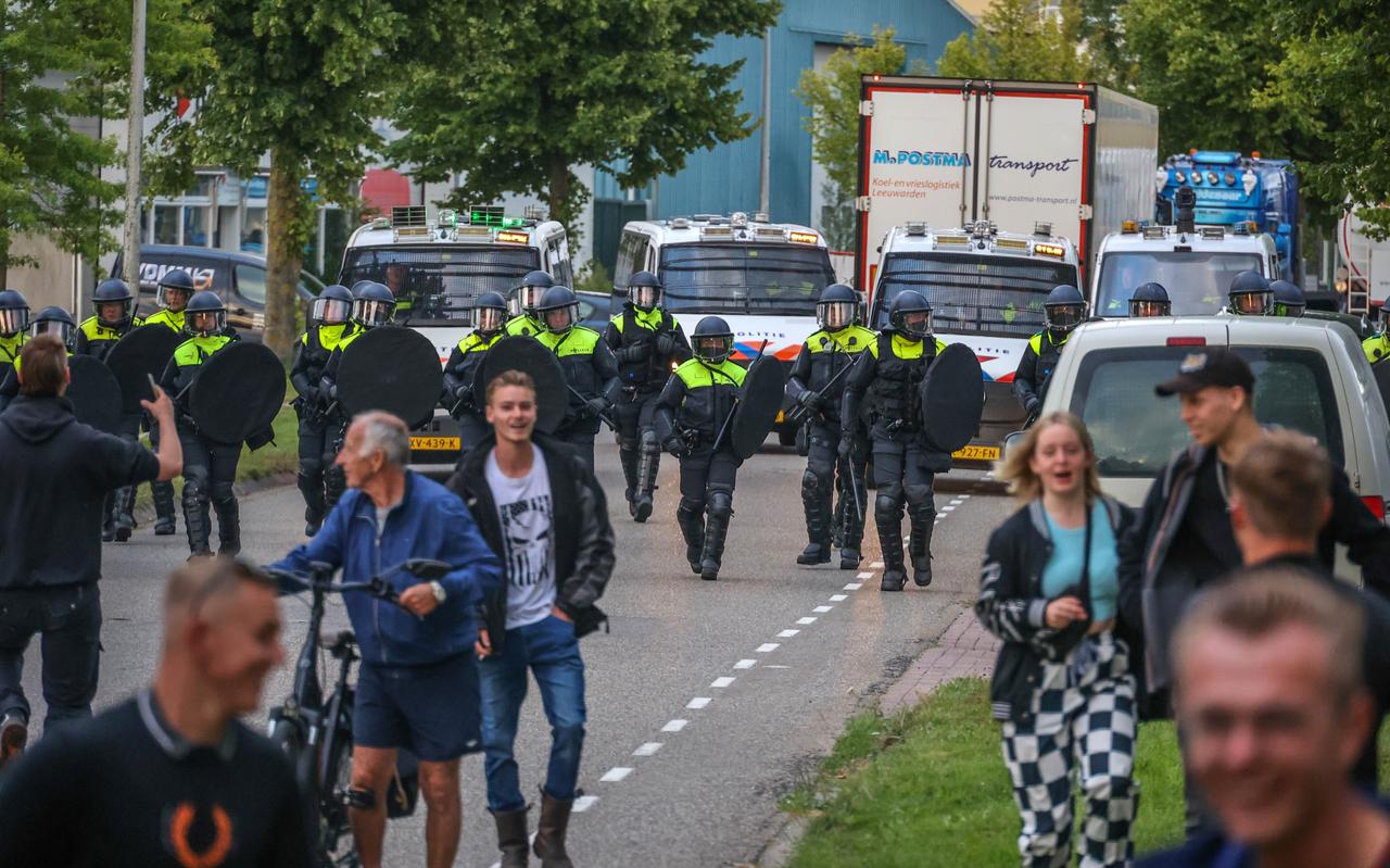 Een charge van de ME bij een blokkade door boeren op 4 juli van het distributiecentrum van Poiesz in Sneek. Een charge van de ME bij een blokkade door boeren op 4 juli van het distributiecentrum van Poiesz in Sneek.