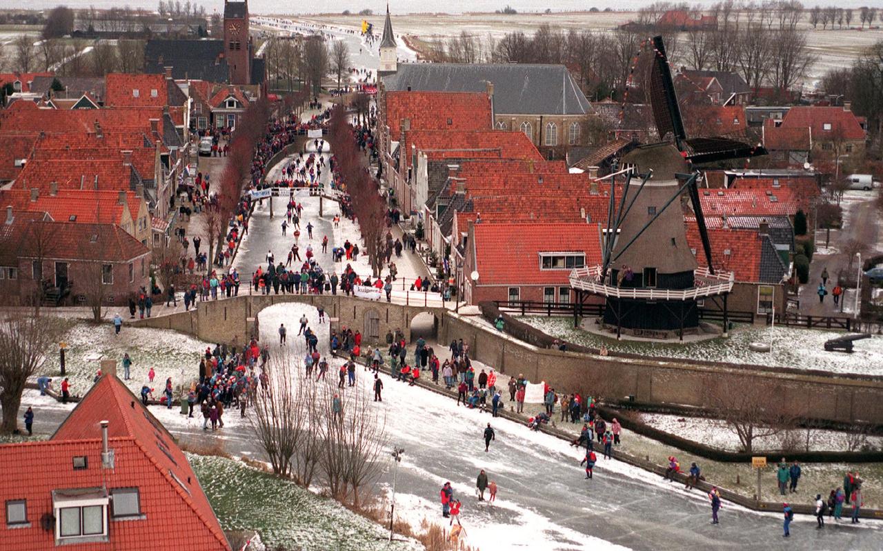De molen bij Sloten. Hollandser kon het niet tijdens de 15e Elfstedentocht, toen de tourrijders passeerden.