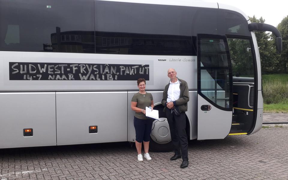 Paul David Meesters van Groengrijs Fryslân met een vrijwilliger die anoniem wil blijven bij bus 'Jan'. 