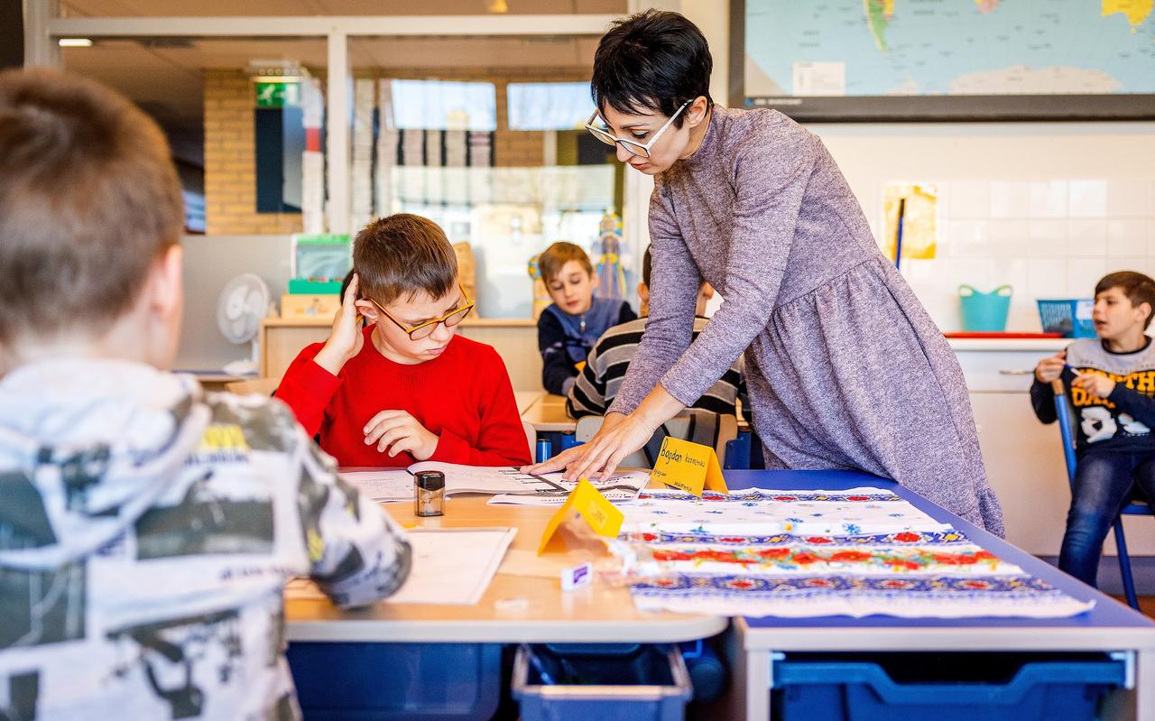 Gevluchte kinderen uit Oekraine krijgen Nederlandse taal les op basisschool De Wegwijzer in Nieuw-Lekkerland. Gevluchte kinderen uit Oekraine krijgen Nederlandse taal les op basisschool De Wegwijzer in Nieuw-Lekkerland.