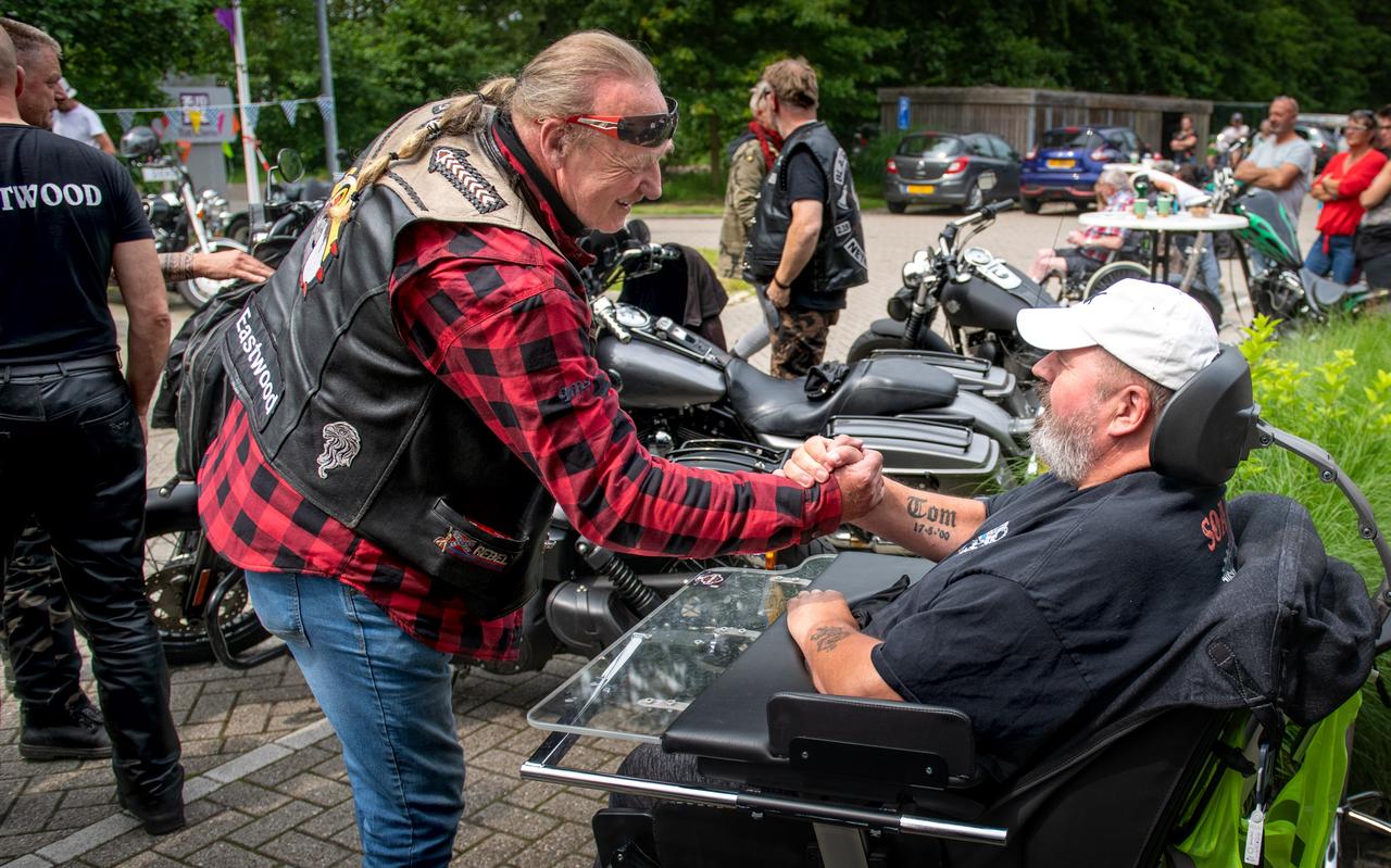 Willem Hof krijgt bezoek van motorvrienden in verpleeghuis Ikenhiem. Willem Hof krijgt bezoek van motorvrienden in verpleeghuis Ikenhiem.