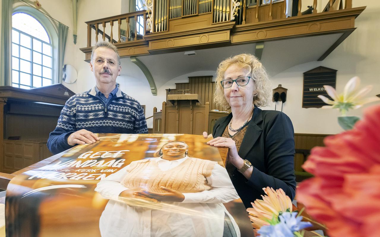 Christina Ytsma en Gerardus Talsma van de Protestantse Gemeente Burdaard-Wânswert-Jilsum, met de poster van Kerkbalans 'Geef vandaag voor de kerk van morgen'.