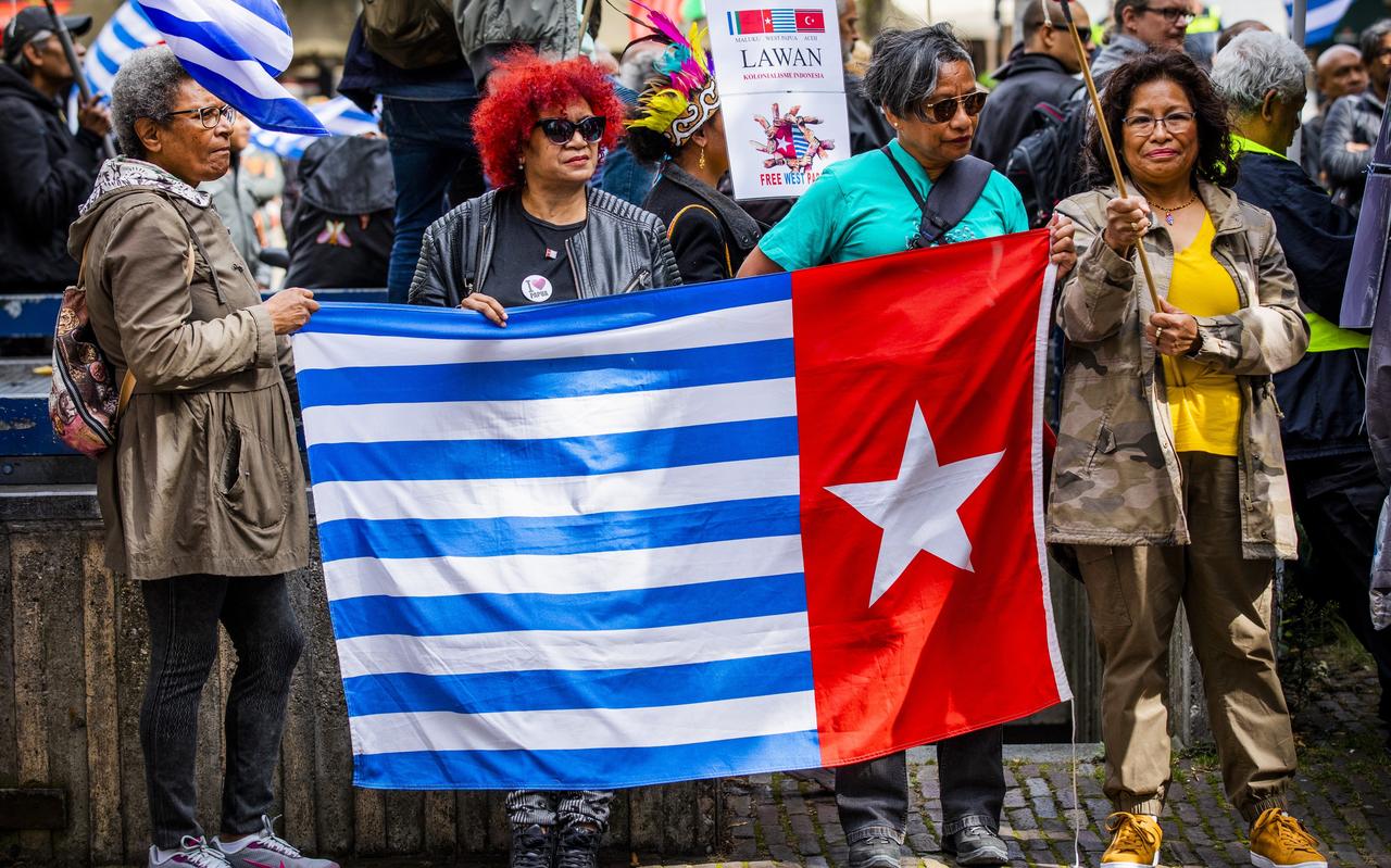 Leden van Free West Papua Campaign Nederland demonstreren op 9 juni 2019 in Den Haag tegen het buitensporige geweld dat plaatsvindt in West Papua door het Indonesische leger. Leden van Free West Papua Campaign Nederland demonstreren op 9 juni 2019 in Den Haag tegen het buitensporige geweld dat plaatsvindt in West Papua door het Indonesische leger.
