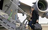 De Amerikaanse buitenlandminister Antony Blinken die aan boord stapt van een toestel vanaf een militaire basis in Maryland, op weg naar Oost-Europa.