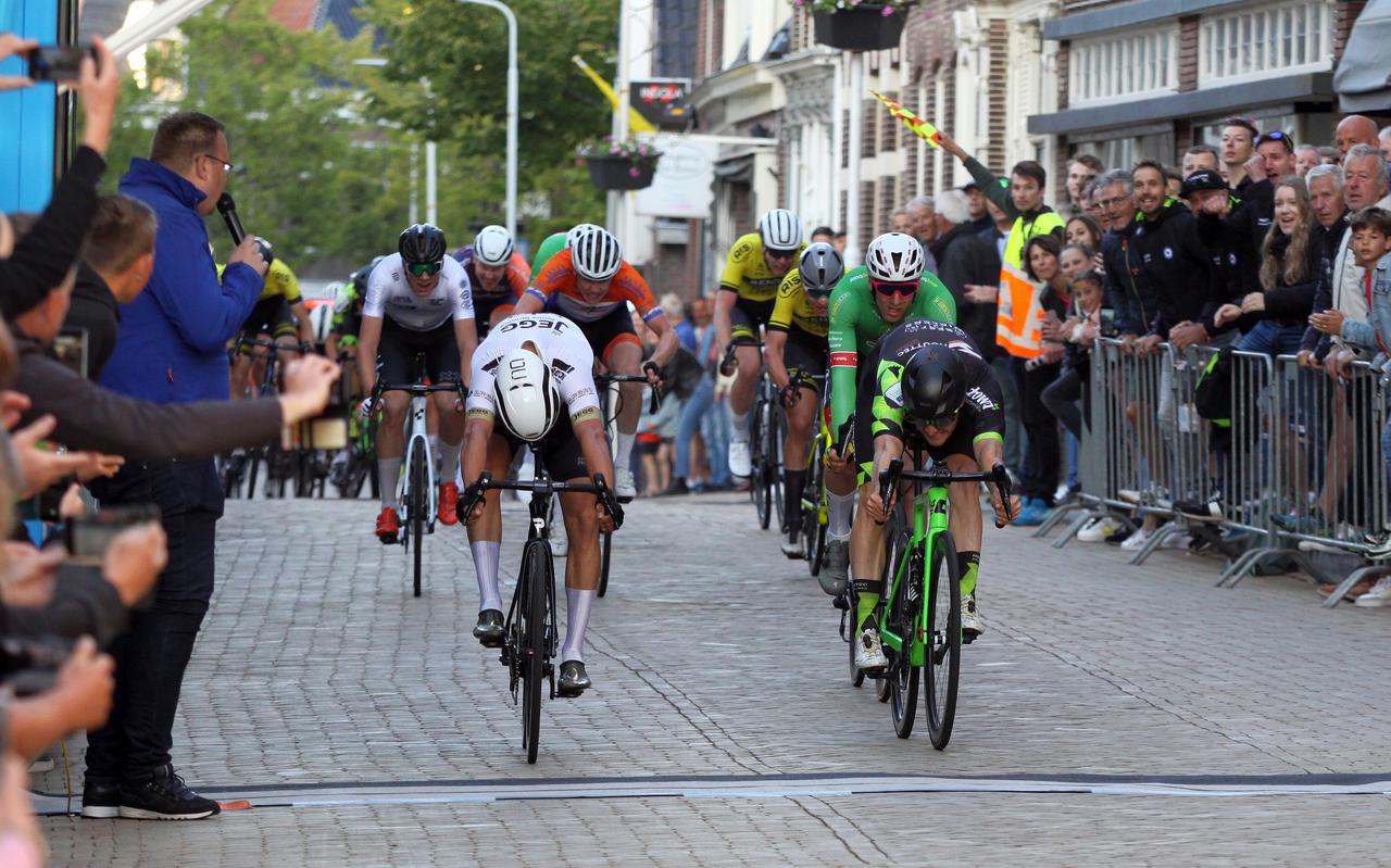 Gerrie van Lingen (l) duwt zijn voorwiel net iets eerder over de finish dan Mark Prinsen (r). Björn Bakker (groen met rode armband) komt te laat.