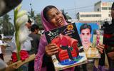 Een vrouw rouwt om een familielid dat is omgekomen bij de ineenstorting van het industriegebouw Rana Plaza in Dhaka in Bangladesh in 2013.
