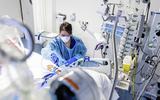 Een verpleegkundige verzorgd een corona patinent op de intensive care van het van Weel-Berthesda ziekenhuis in Dirksland.
