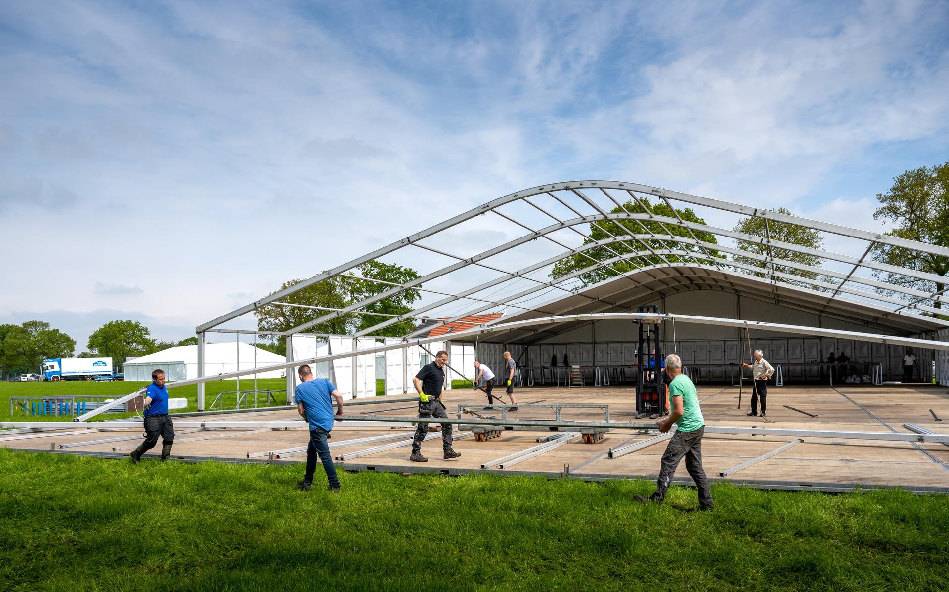 700 tentjes van christelijke tieners in een weiland in Wijnjewoude. Square is voor hen hét event van