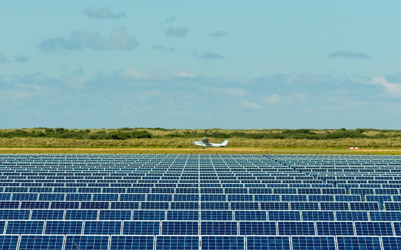 Het vliegveld van Ballum op Ameland met ernaast een groot zonnepark Het vliegveld van Ballum op Ameland met ernaast een groot zonnepark