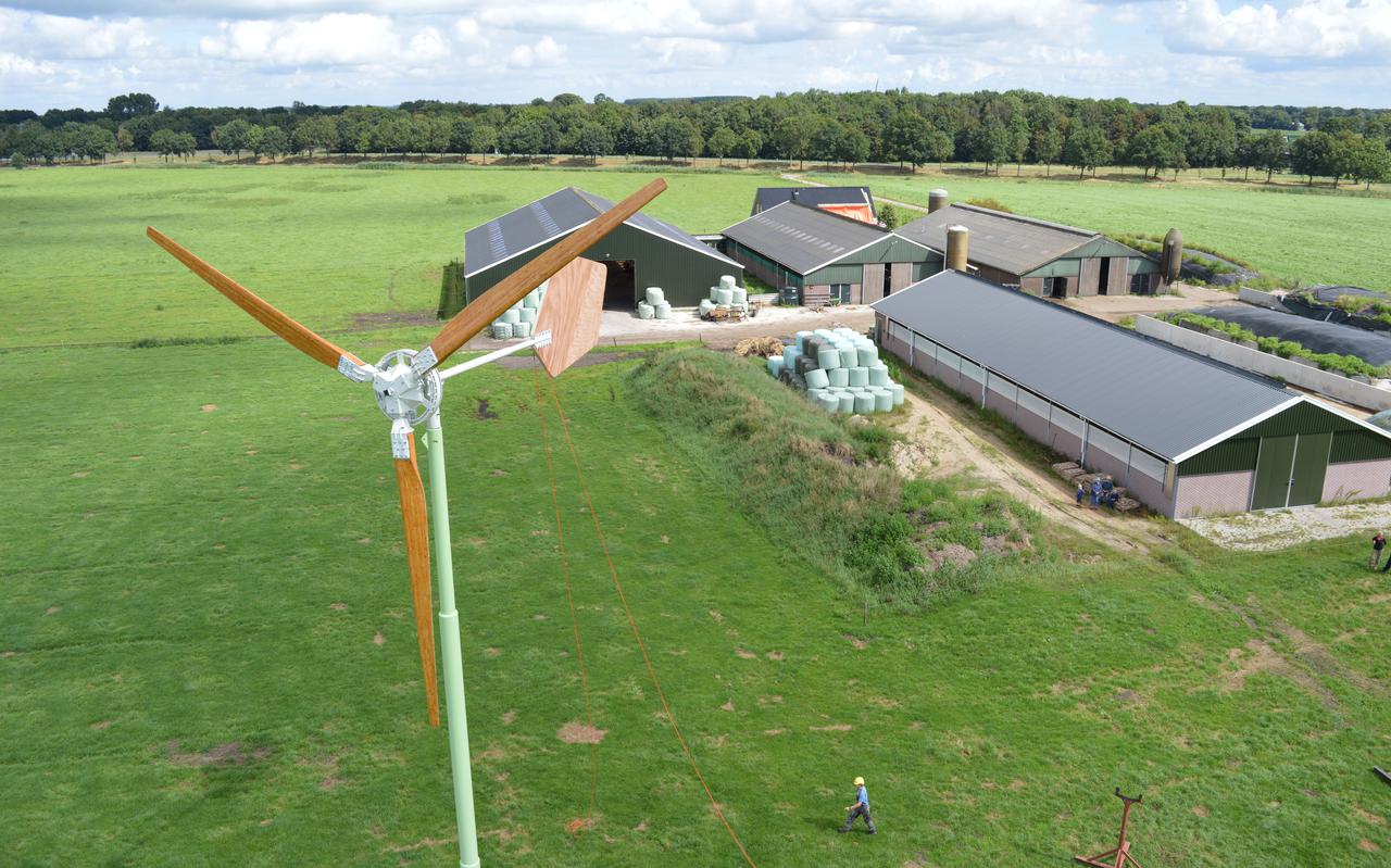 Een kleine windmolen bij een boerenbedrijf. Om alleen het verbruik van de boer met groene stroom te kunnen afdekken wordt er ook gekeken hoeveel zonnepanelen een boer heeft.