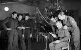 Nederlandse militairen zingen kerstliederen in december 1945.