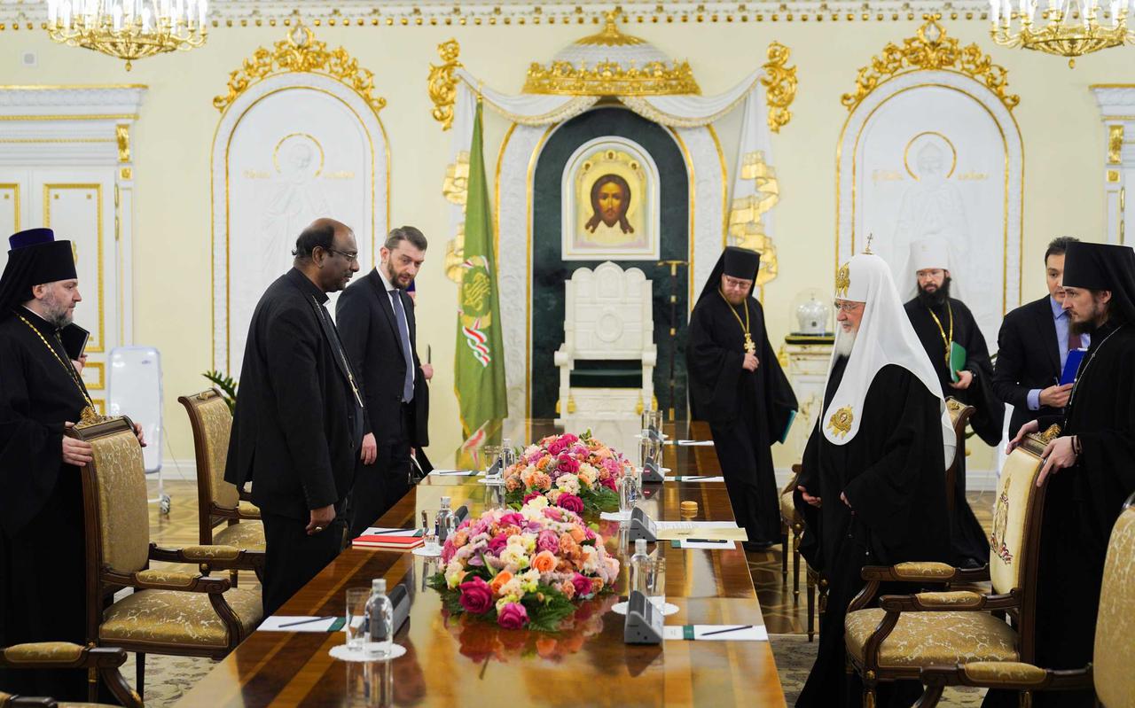 Jerry Pillay (links) ontmoet de Russisch-orthodoxe patriarch Kirill (rechts).