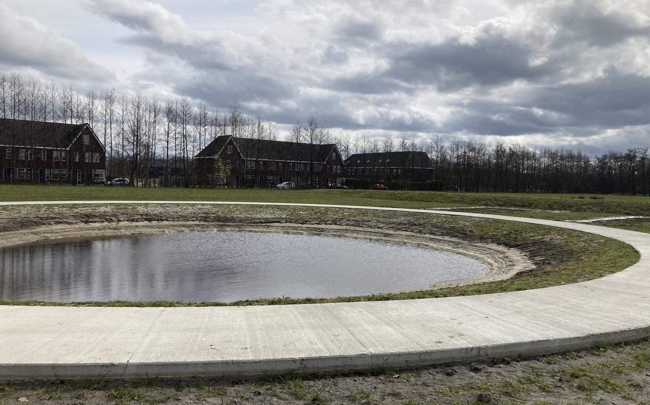 De gegraven pingo ligt al vol water. De gegraven pingo ligt al vol water.