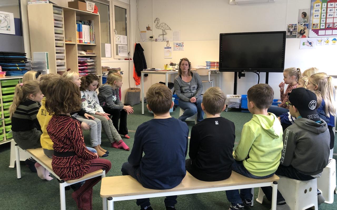Ilona Braak, leerkracht van de middenbouwgroep op JKC Sint Franciscus, voert een kringgesprek met de kinderen. Ilona Braak, leerkracht van de middenbouwgroep op JKC Sint Franciscus, voert een kringgesprek met de kinderen.