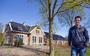 Johan Timmermans voor de door oud-minister Stef Blok geopende boerderij in Garyp in 2016. Timmermans bouwde de boerderij aan de Ielke Boonstraloane 12 om tot zeven woningen. 