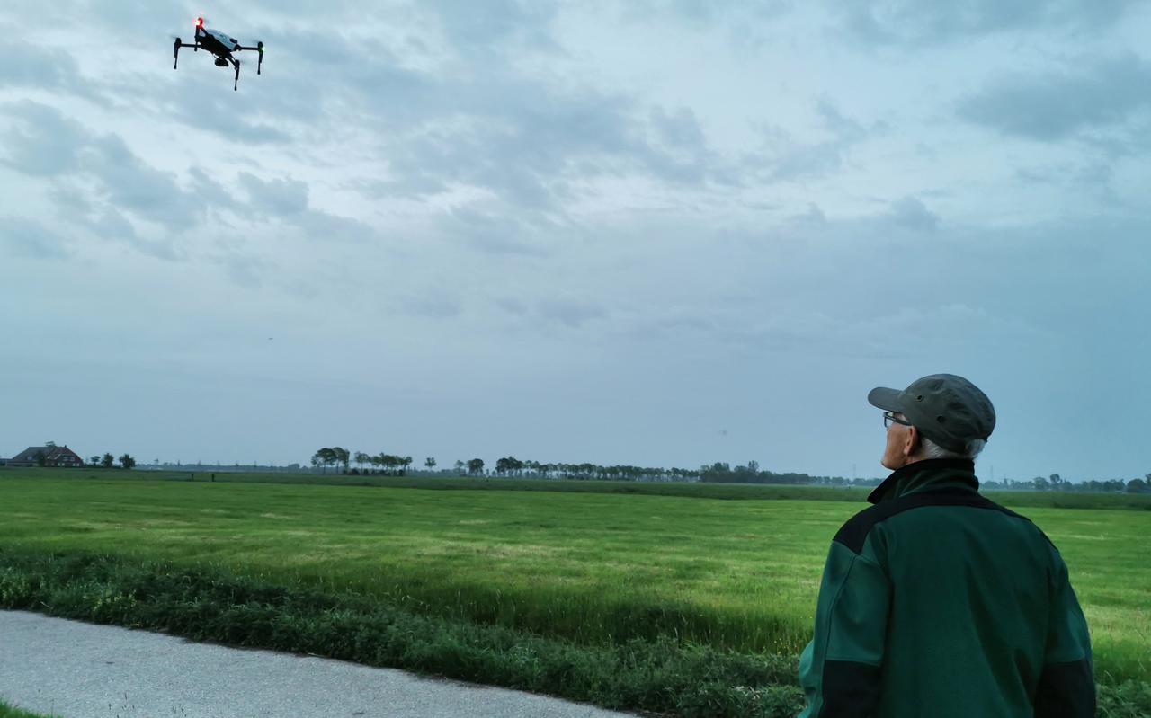 Een drone zoekt nesten van weidevogels op een perceel bij Zuidhorn, mei 2020. 