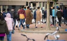 Afghanen komen aan bij basisschool De Oversteek in Nijmegen. Het migratiesaldo in Nederland  in het derde kwartaal was 48.700. 