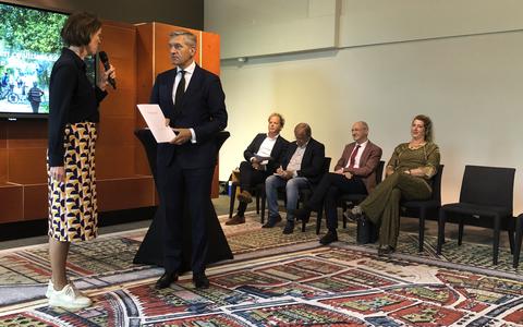 Formateur Cora-Yfke Sikkema biedt het coalitieakkoord aan aan burgemeester Sybrand Buma, 31 mei 2022. 
