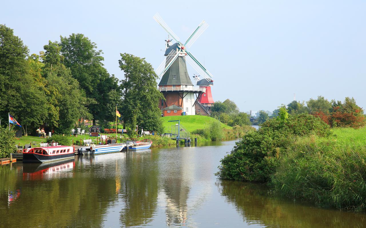 Historische windmolen in Greetsiel een dorp in Ostfriesland, een streek in het noordwesten van Duitsland.