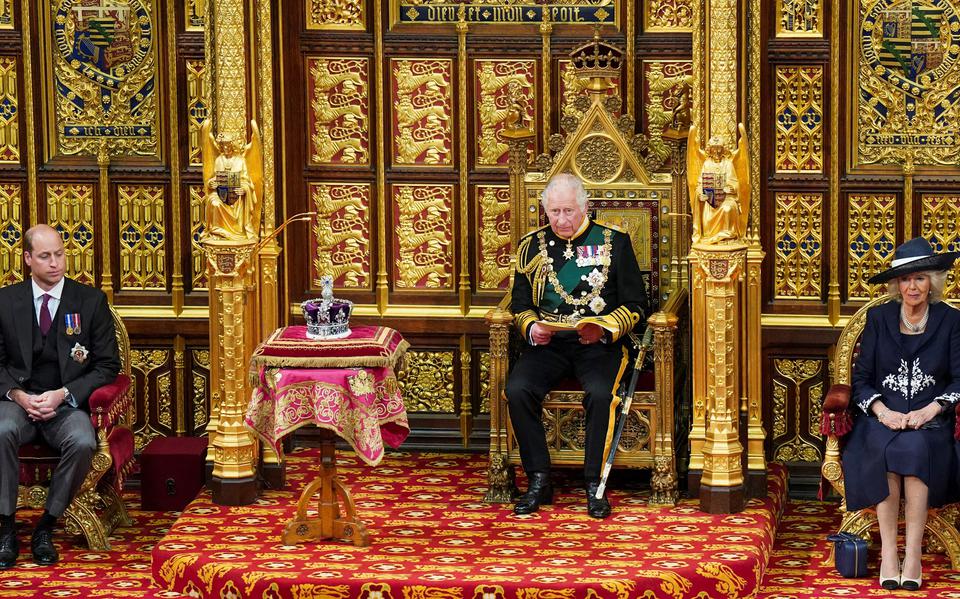 Prins Charles, zijn vrouw Camilla, prins William en op de plaats van koningin Elizabeth: de kroon.