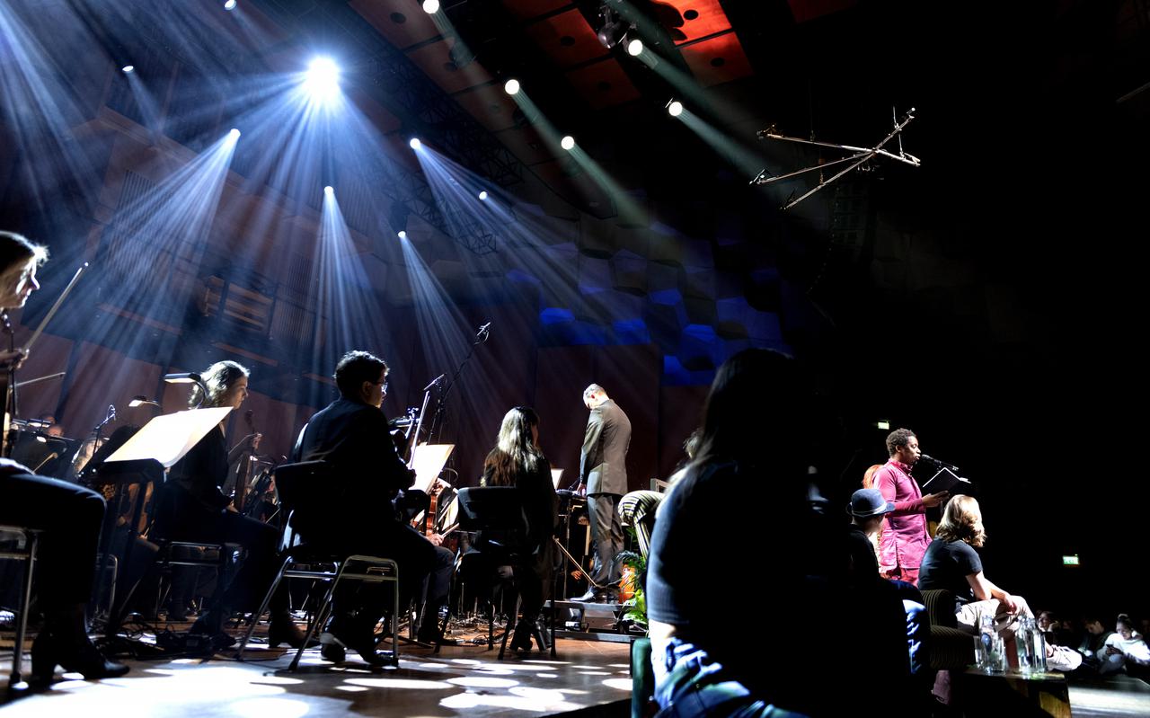 Het Noord Nederlands Orkest treedt met zanger en rapper Typhoon op voor 1000 leerlingen van het MBO, havo en vwo in het kader van het project 1000 stemmen.
