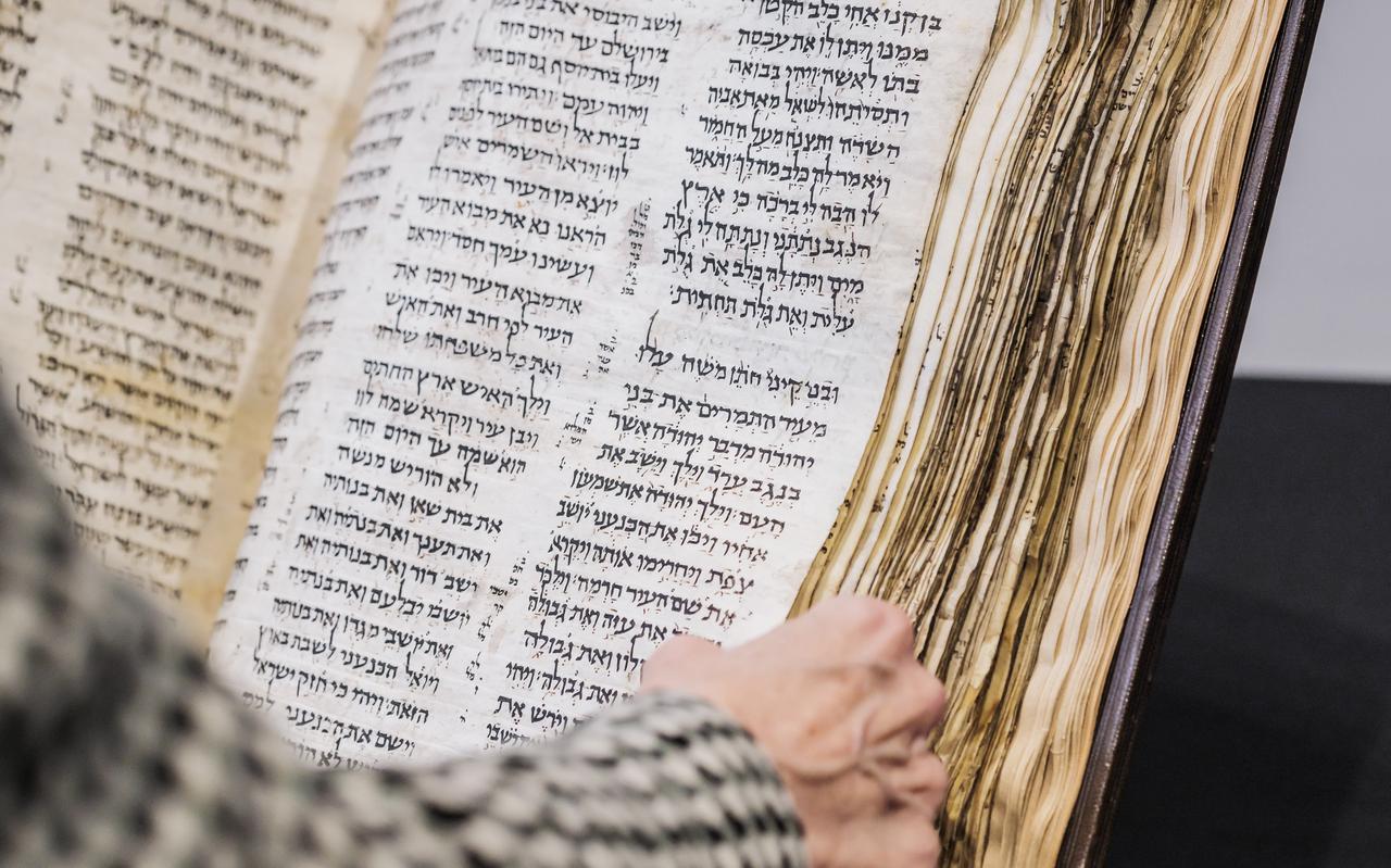 De 'Codex Sassoon', een joodse bijbel van rond het jaar 900. Tussen de kolommen staan aantekeningen van geleerden, die verwijzen naar een uitgebreidere uitleg boven aan de bladzijde.
