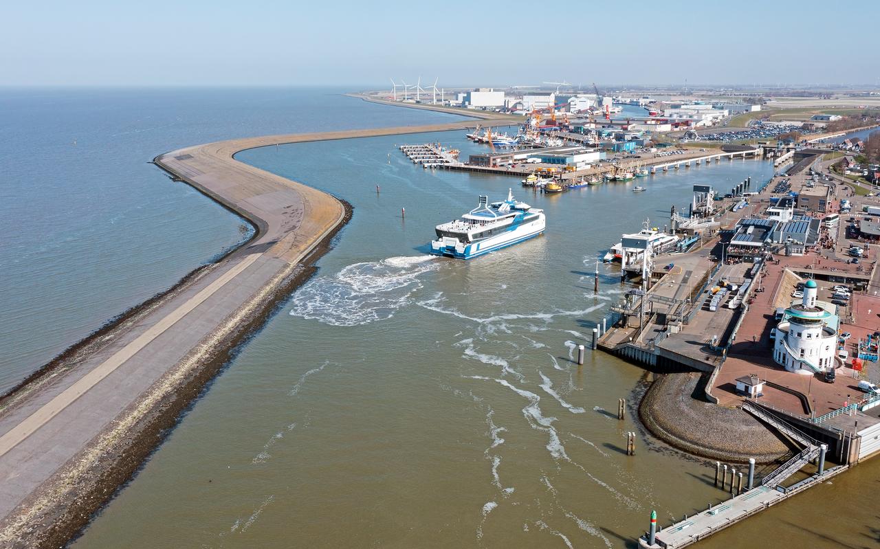 De haven van Harlingen van waaruit diverse bedrijven lozen op de Waddenzee. De haven van Harlingen van waaruit diverse bedrijven lozen op de Waddenzee.