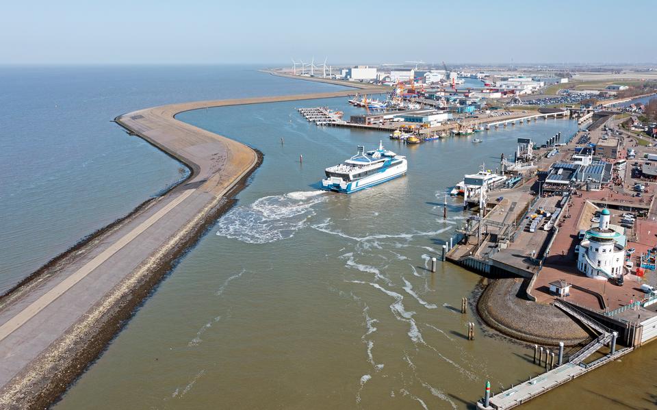 De haven van Harlingen van waaruit diverse bedrijven lozen op de Waddenzee.
