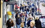 Drukte in het winkelcentrum van Oud-Beijerland waar bijna alle winkels geopend zijn ondanks de lockdown. 