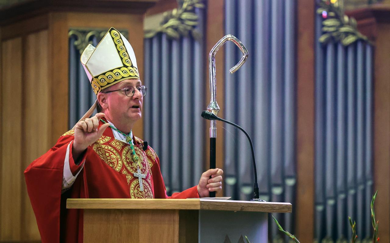 Bisschop Ron van den Hout leidt zondag de eucharistieviering in Dronryp en Franeker. 