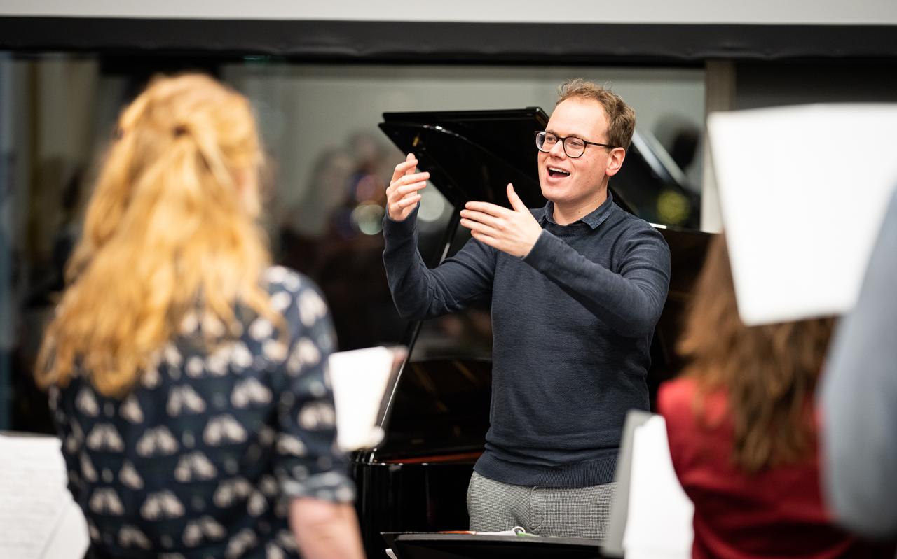 Dirigent Karel Stegeman met Kamerkoor Cantus tijdens de generale repetitie voor de Kerstsamenzang 2022 van het Friesch Dagblad. Dirigent Karel Stegeman met Kamerkoor Cantus tijdens de generale repetitie voor de Kerstsamenzang 2022 van het Friesch Dagblad.