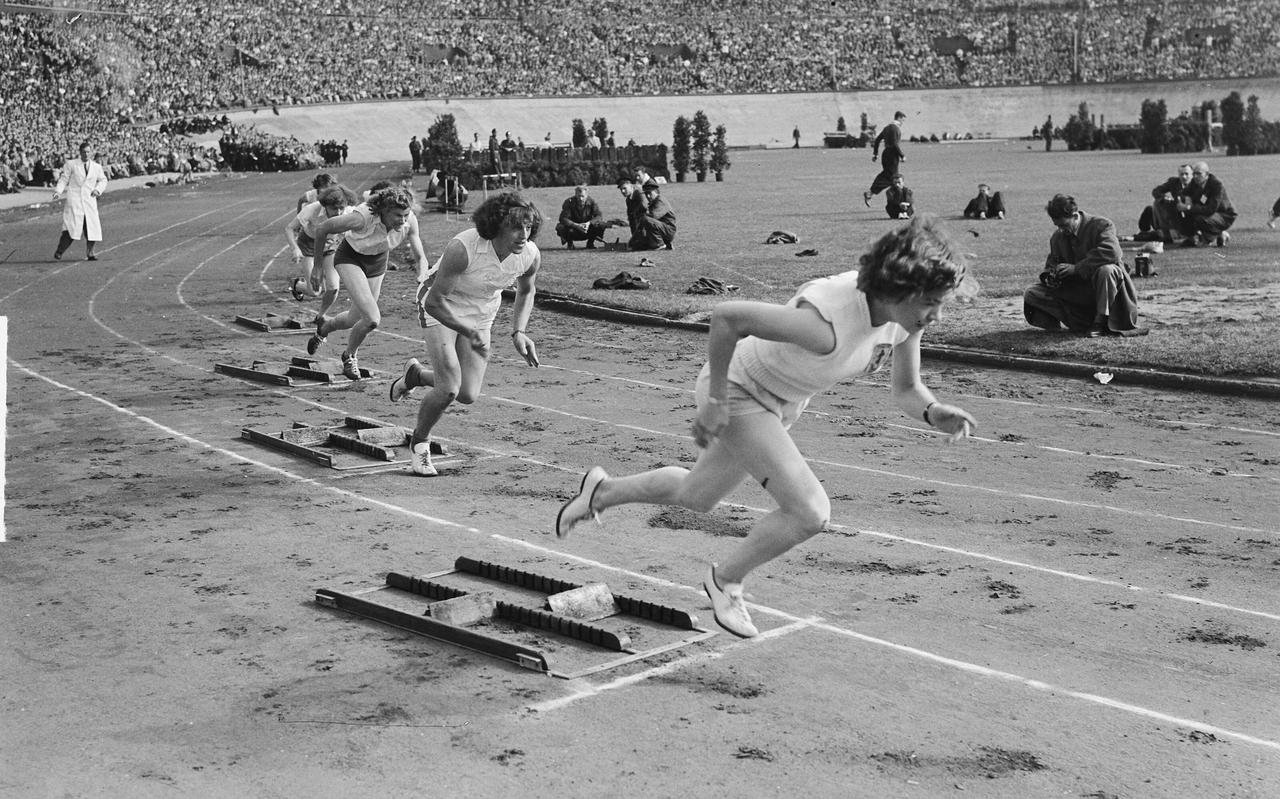Start van de 200 meter tijdens de Olympische Dag in Amsterdam (1950). Foekje Dillema tweede van rechts. 