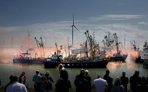 Met rookpotten en spandoeken protesteren vissers tegen de bouw van windparken, zoals hier bij Breezanddijk.