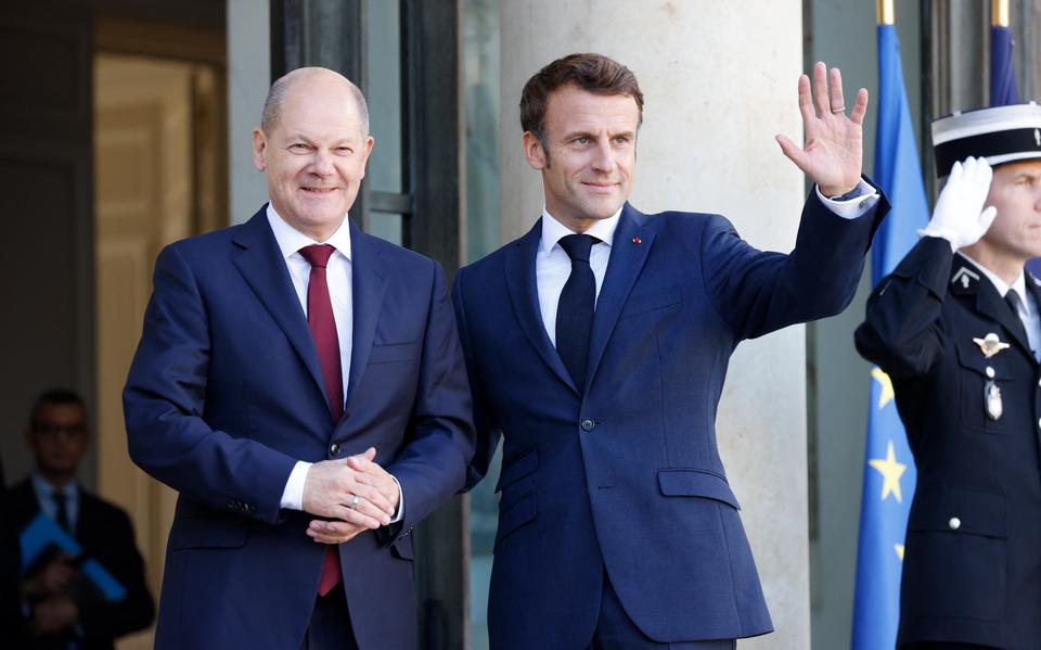 Scholz (l) en Macron na hun ontmoeting woensdag. Opvallend genoeg bleef een gezamenlijke persconferentie, die wel was aangekondigd, uit. 