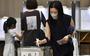Een vrouw stemt tijdens de Japanse verkiezingen.