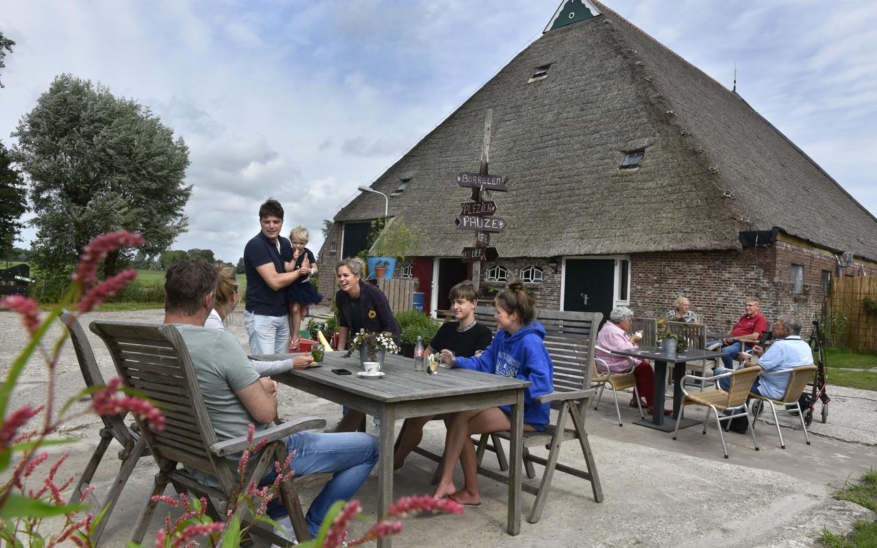 Jori Bottema, dochter Anne-Famke en Wini Weidenaar maken een praatje met gasten op Anne-Famkes Pleats. Jori Bottema, dochter Anne-Famke en Wini Weidenaar maken een praatje met gasten op Anne-Famkes Pleats.