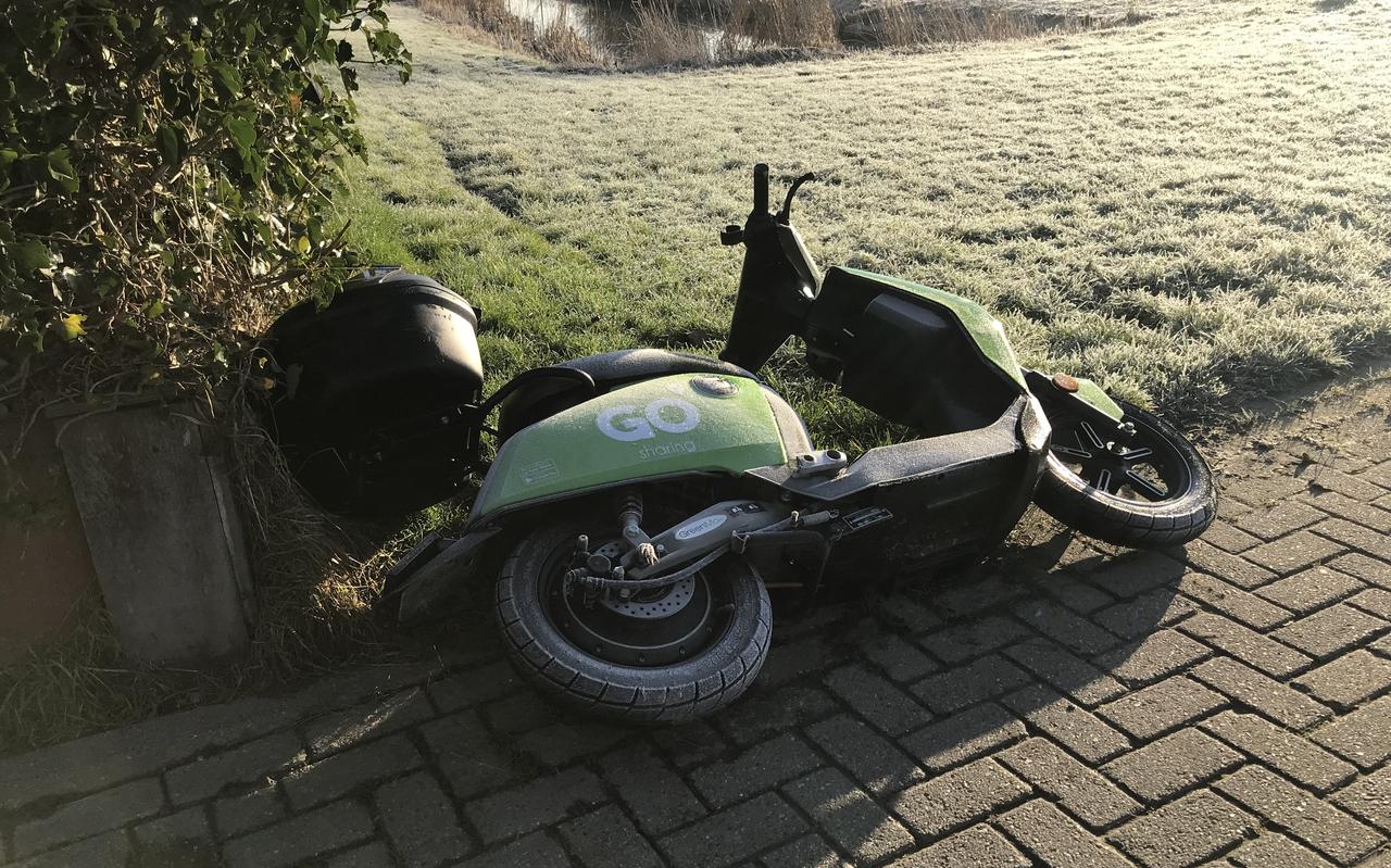 Een Go scooter ligt op de grond in de wijk Zuiderburen in Leeuwarden Een Go scooter ligt op de grond in de wijk Zuiderburen in Leeuwarden