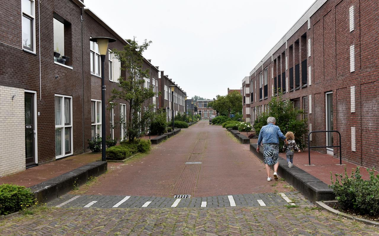 De 5e Vegelindwarsstraat in de wijk Achter de Hoven in Leeuwarden. Er wordt gepleit om in zulke straten zonder stoep de maximumsnelheid te beperken tot 15 kilometer per uur. 