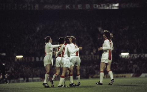 31 mei 1972. Grote vreugde in De Kuip nadat Johan Cruijff in de 78e minuut in de finale van de Europa Cup voor landskampioenen tegen de Italiaanse kampioen Internazionale zijn tweede goal van de avond heeft gemaakt. De 2-0 zal ook de eindstand zijn. Ajax heeft de Europa Cup 1 met succes geprolongeerd (en zal er een jaar later nog een derde aan toevoegen).