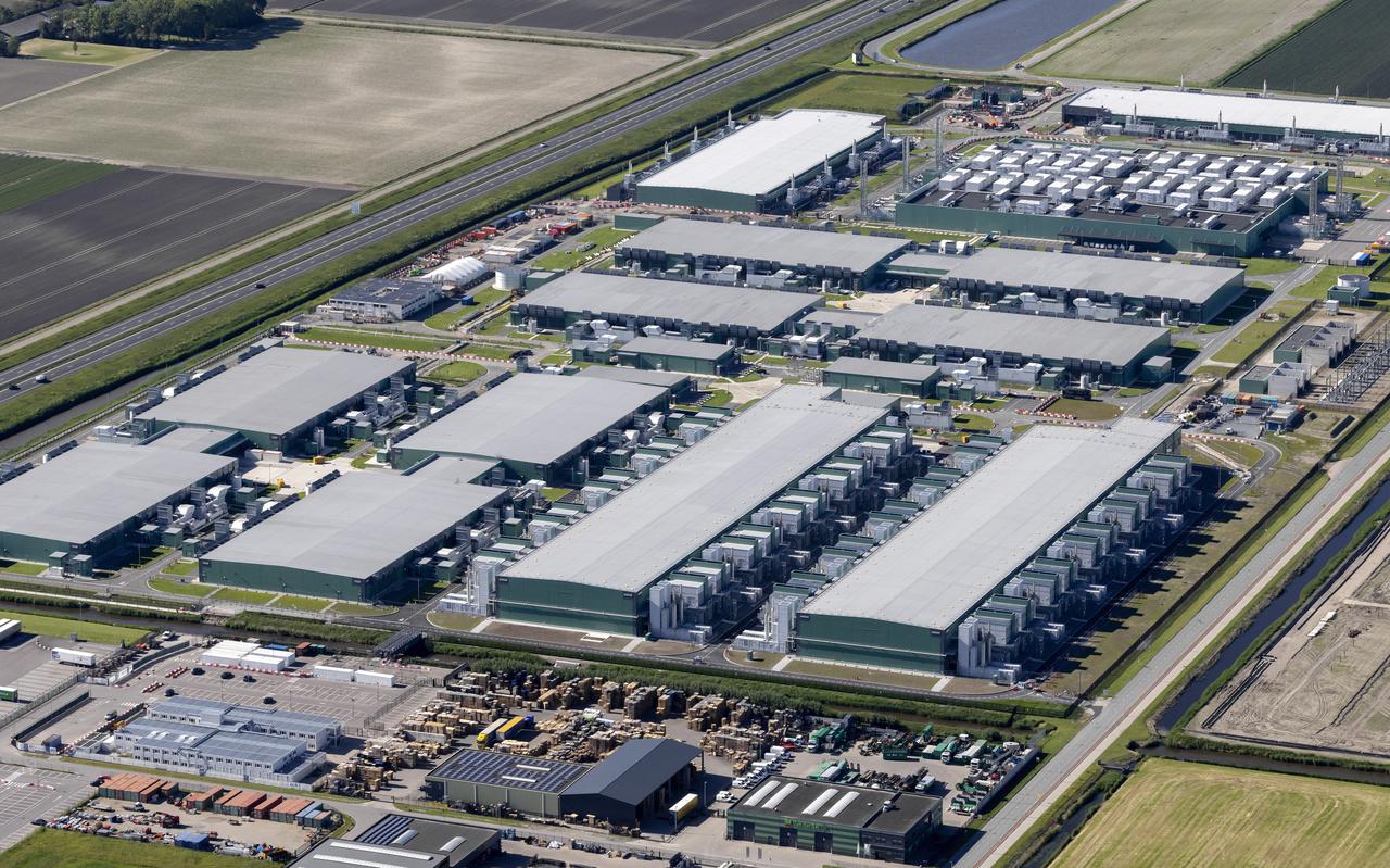  Luchtfoto van het datacenter van Microsoft in Middenmeer.